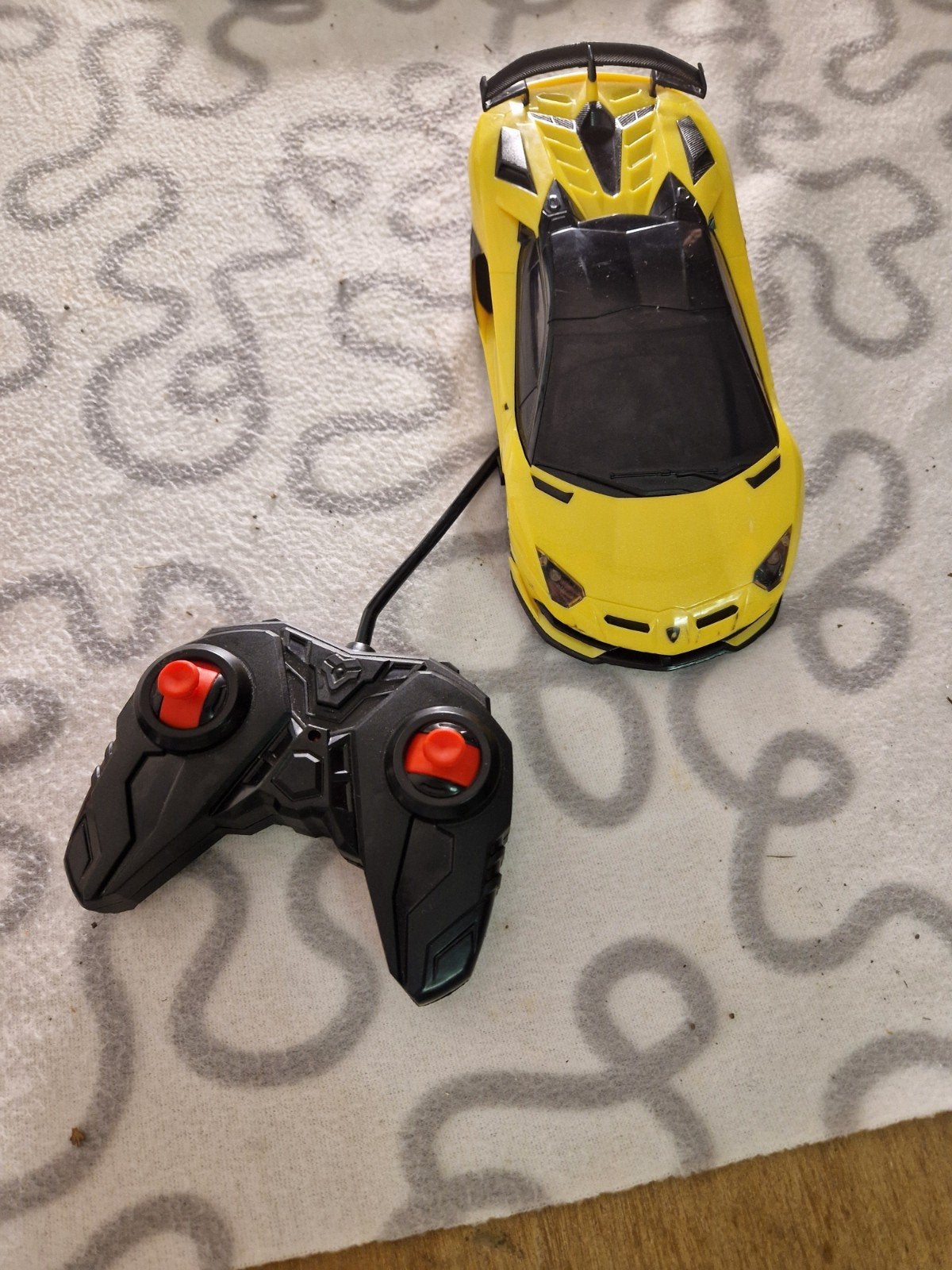 Gele RC sportwagen met afstandsbediening, Hobby en Vrije tijd, Elektro, Gebruikt, Ophalen of Verzenden, Auto onroad