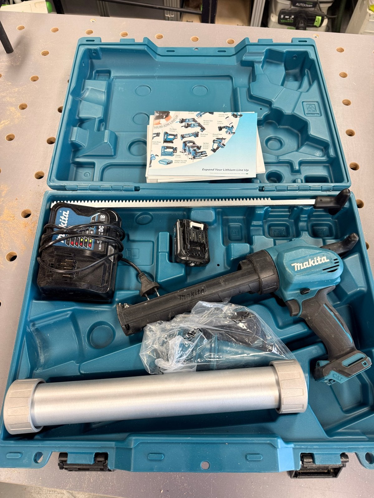 Makita CG100D Kitspuit 10.8V/12V (max) met accu en lader, Ophalen of Verzenden, Zo goed als nieuw, Kitspuit, Makita