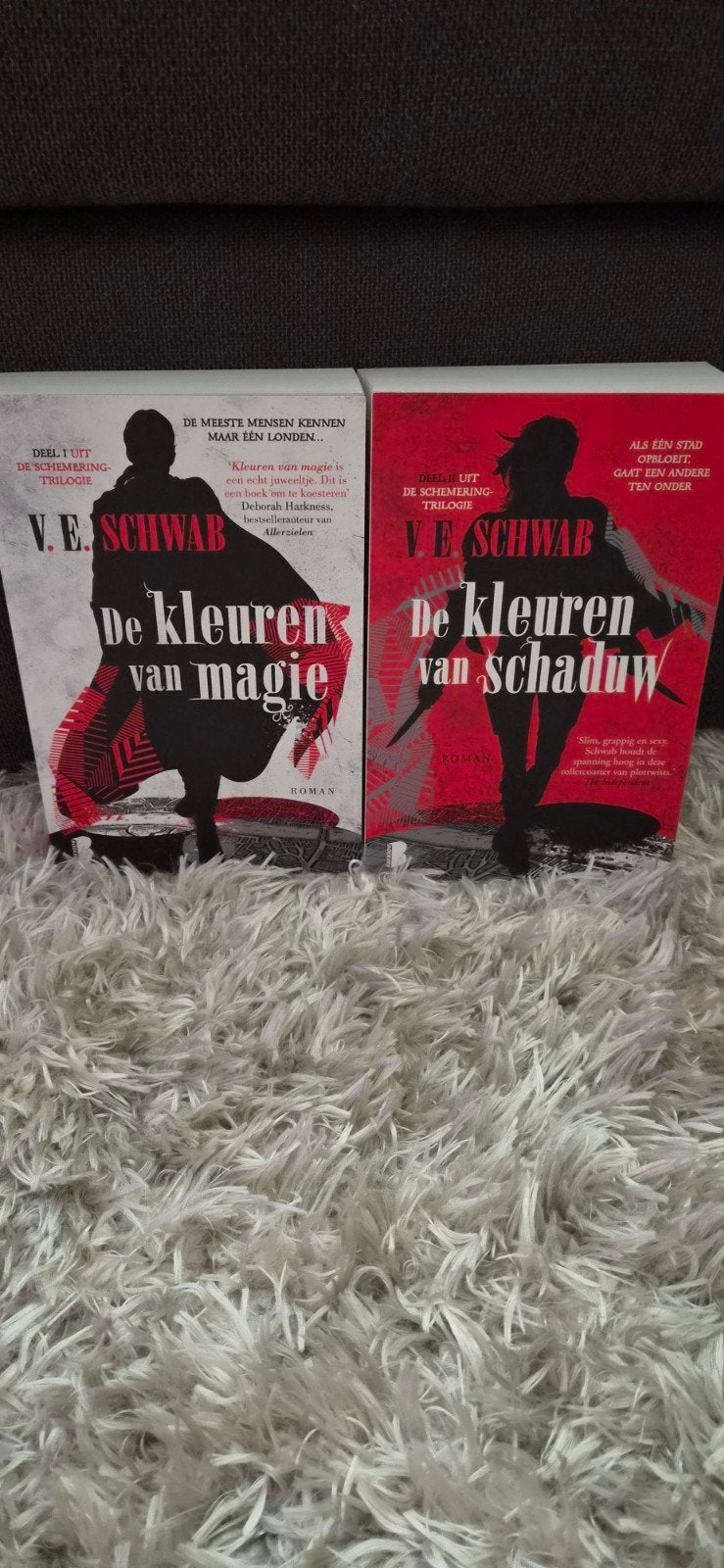 De kleuren van magie - V.E. Schwab (deel 1 & 2), Boeken, Fantasy, Nieuw, Ophalen of Verzenden