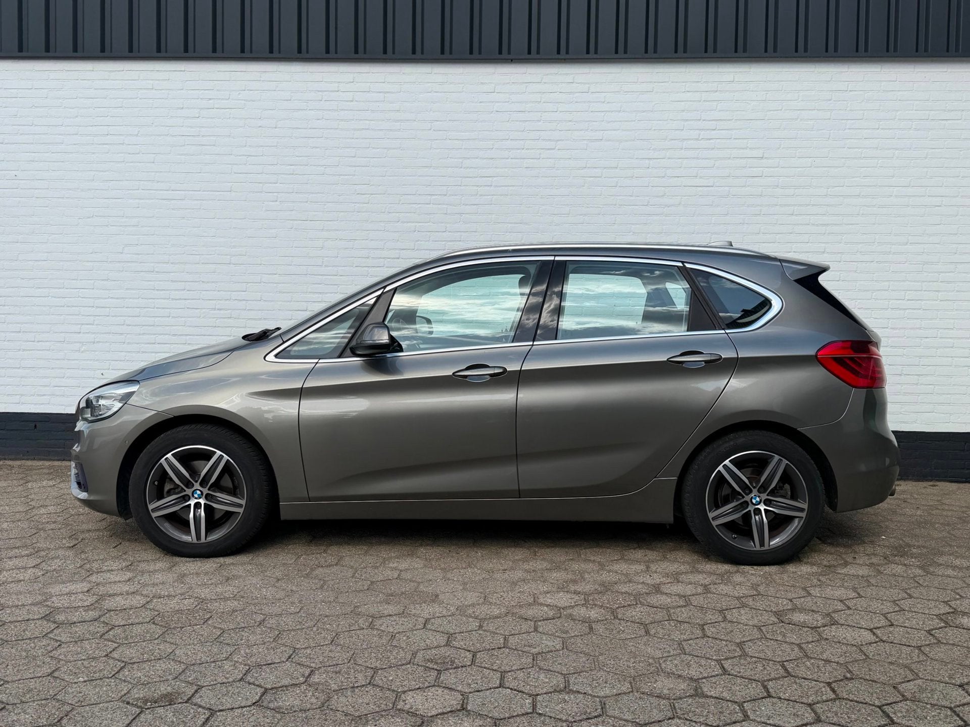 BMW 2-serie Active Tourer 220i Sport AUTOMAAT l TREKHAAK!, Auto's, 1998 cc, Gebruikt, Origineel Nederlands, 1405 kg