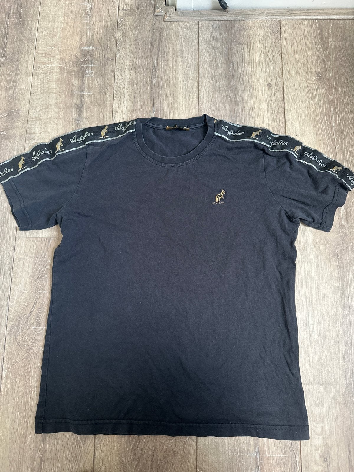 Australian T-shirt Zwart met bies, Ophalen of Verzenden, Zo goed als nieuw, Maat 48/50 (M), Zwart