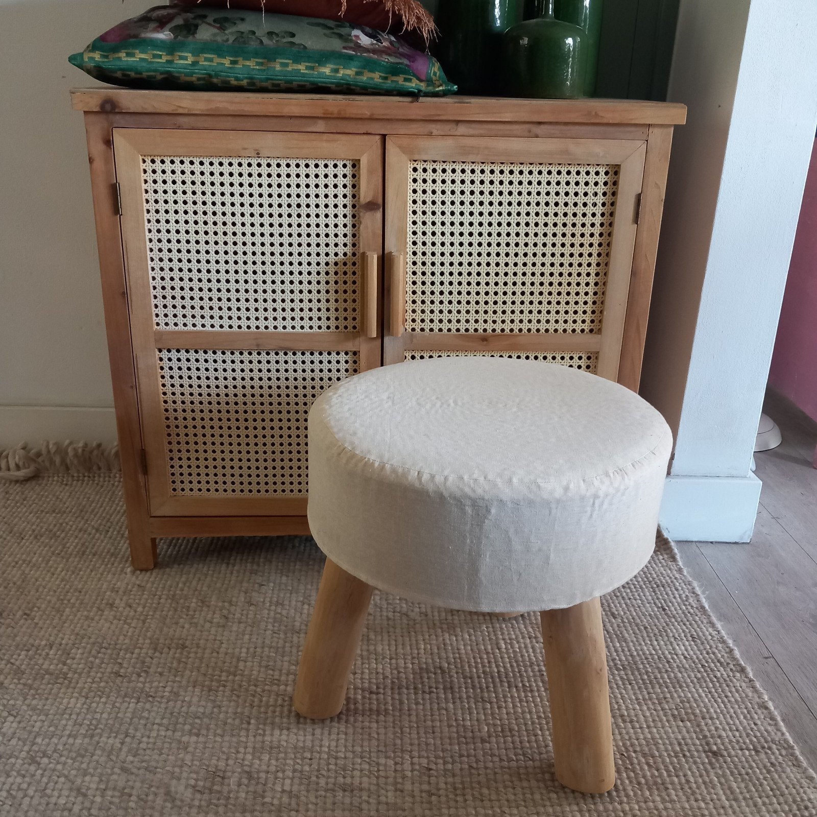 Hippe Ibiza kruk crème - Showroommodel, Ophalen of Verzenden, Zo goed als nieuw, Hout