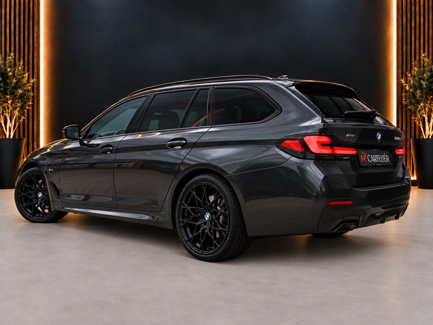 BMW 5-serie Touring 530e xDrive M-Sport | Pano | 20'' | LED, Automaat, 1935 kg, Gebruikt, Zwart