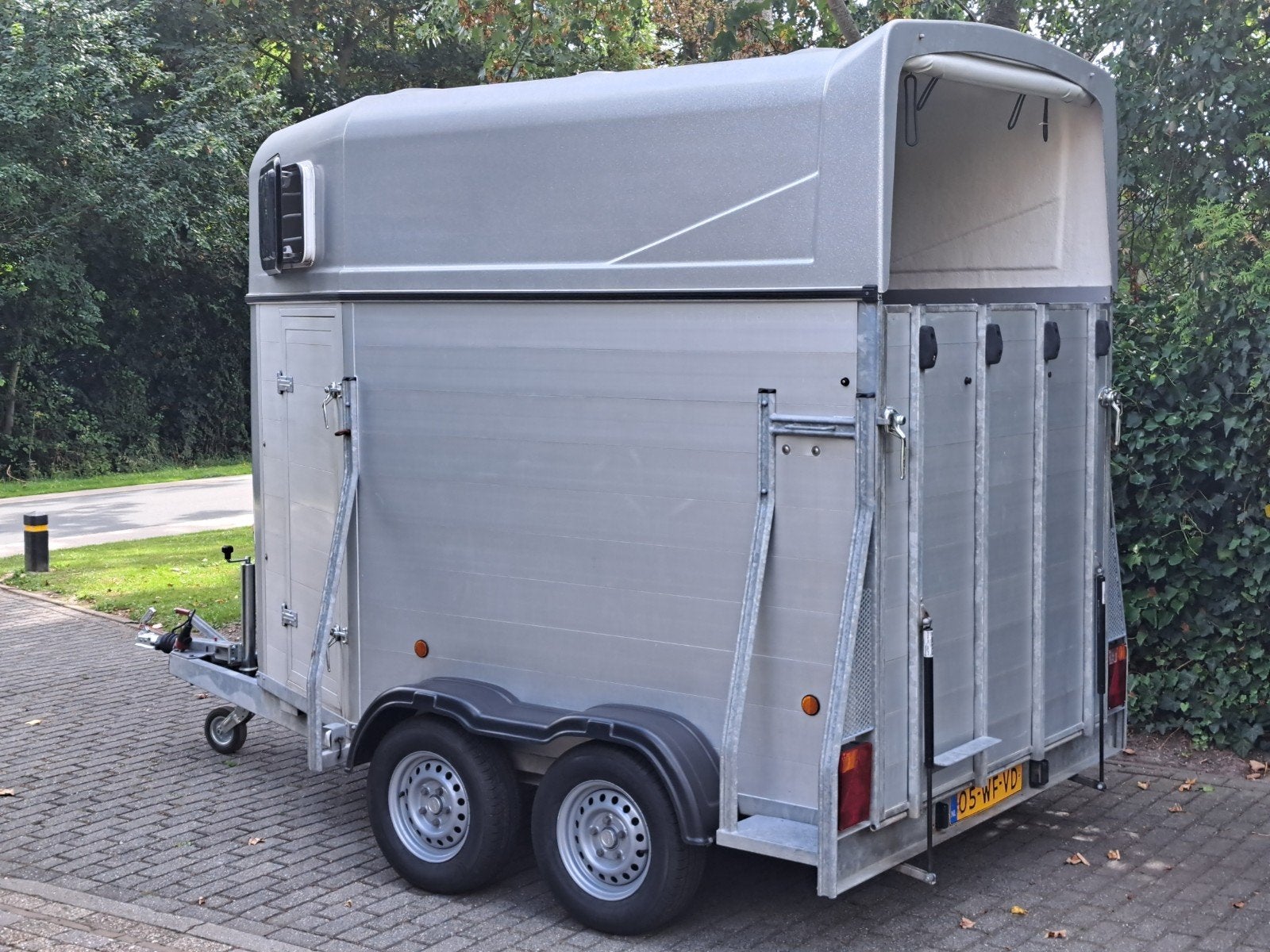 VOLLEDIG ALUMINIUM 2 PAARDSTRAILER MET ZADELKAMER € 5750, Dieren en Toebehoren, Paarden en Pony's | Trailers en Aanhangwagens