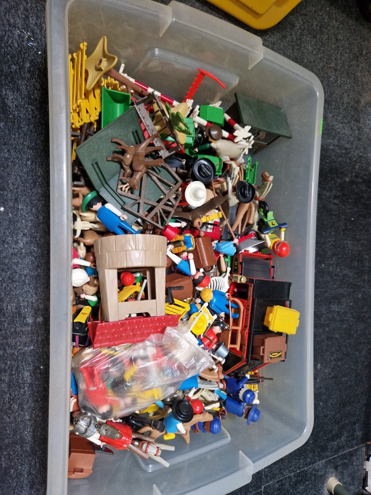 Doos met playmobile
Zit van alles in.
Ruime keus uit dingen, Ophalen
