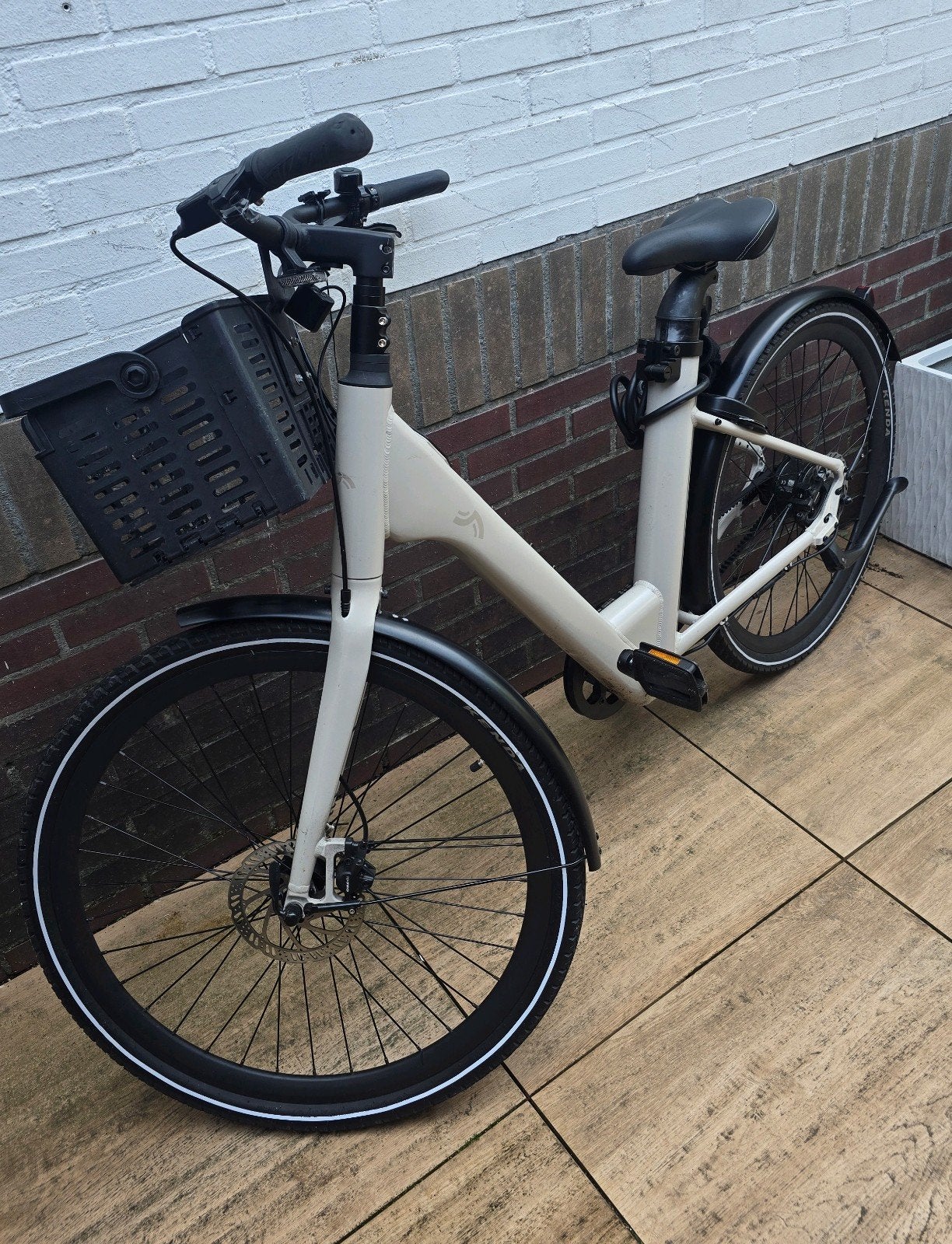 Stijlvolle e-bike met mandje - Zo goed als nieuw, Fietsen en Brommers, Elektrische fietsen, Ophalen, Zo goed als nieuw, 50 km per accu of meer