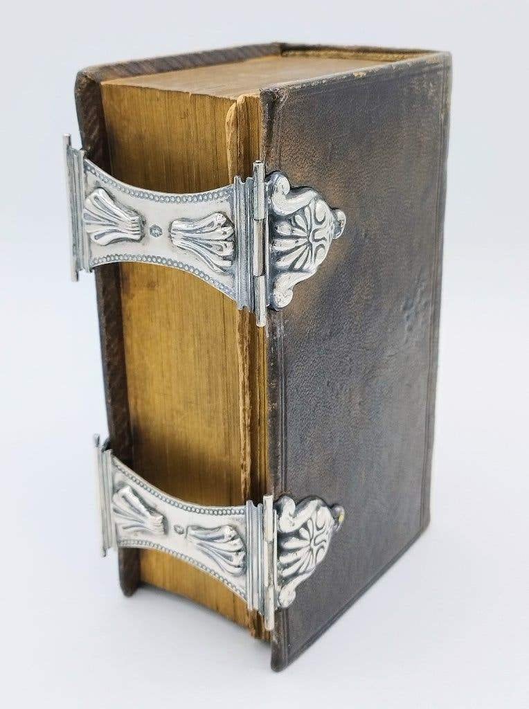 19e Eeuwse Bijbel met zilveren sloten, 1853