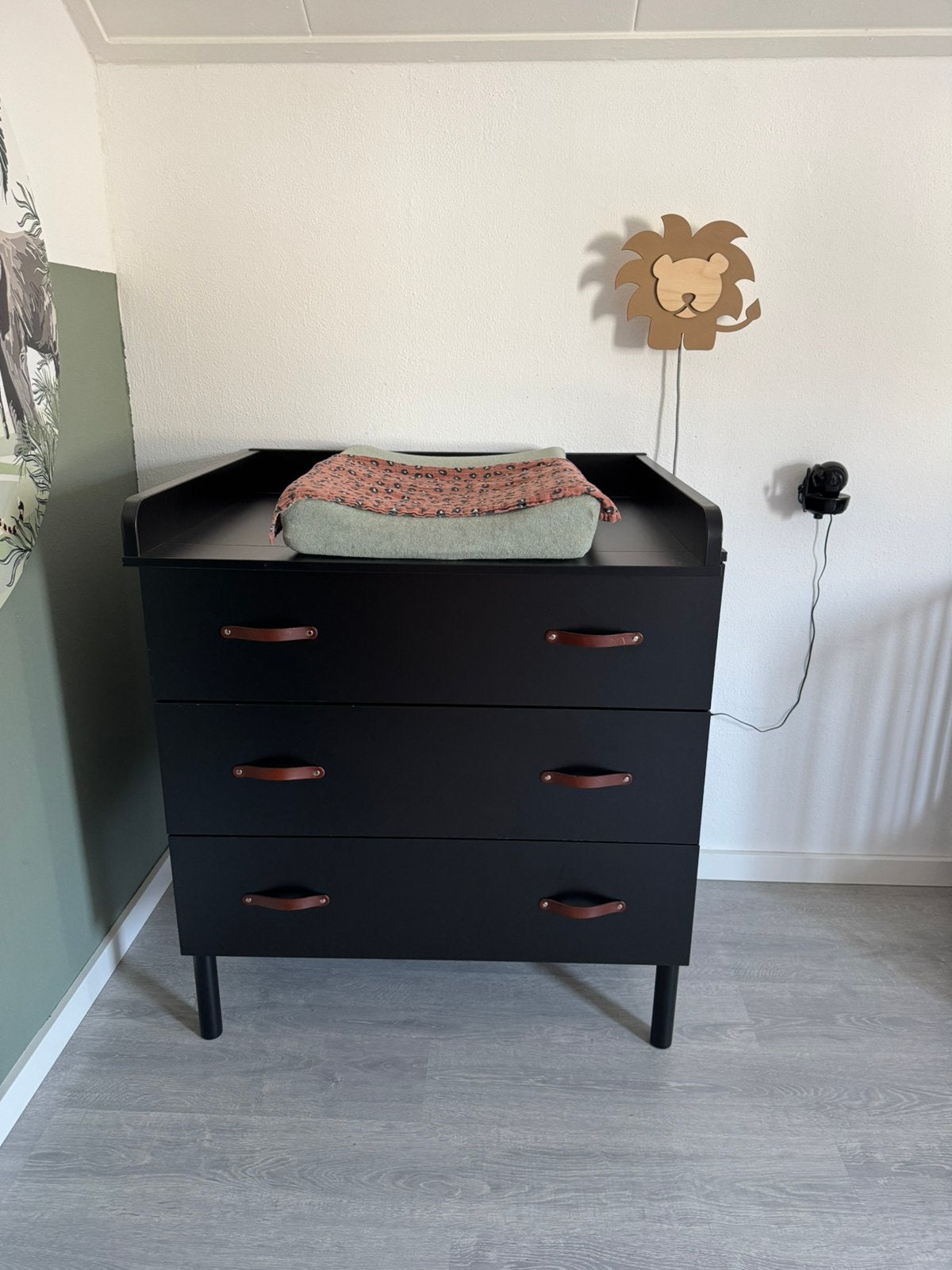 Zwarte commode met leren handgrepen + bladvergroter, Ophalen, Gebruikt, 50 tot 70 cm, 100 cm of meer