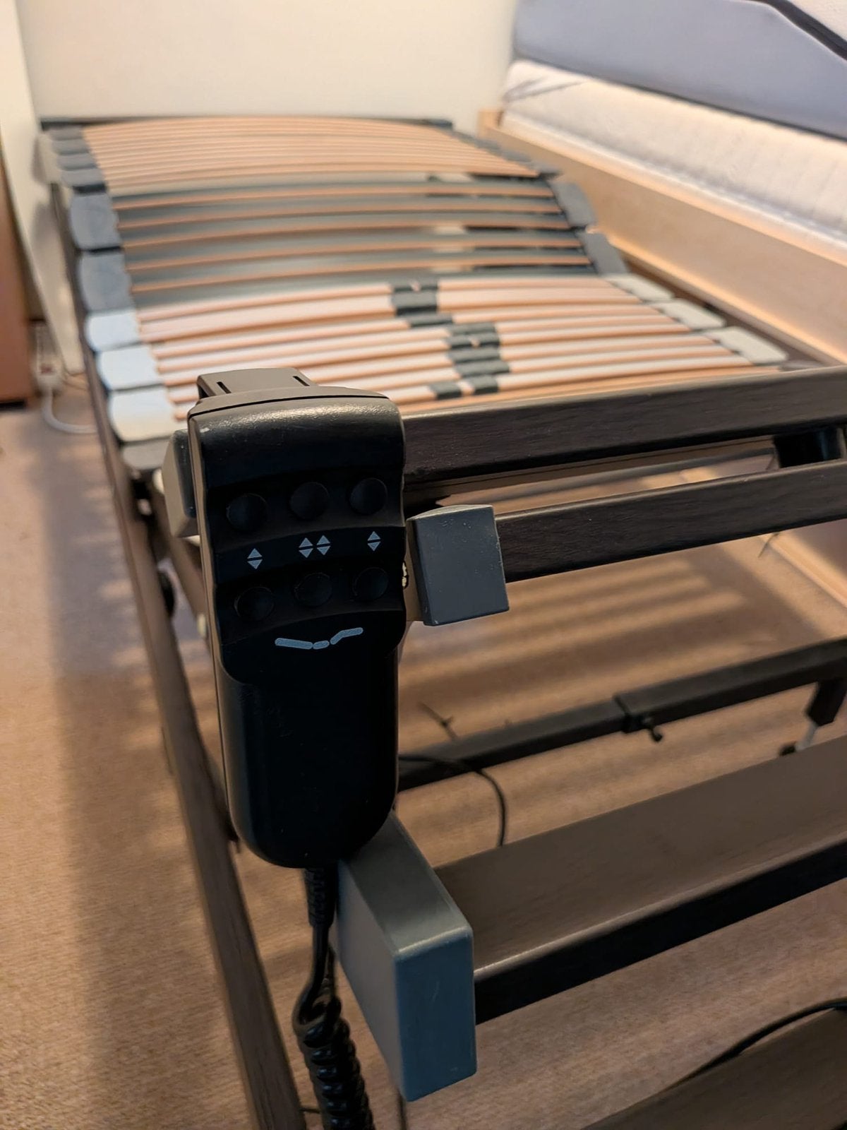 Lattenbodem elektrisch verstelbaar op poten.M line 90x200, Huis en Inrichting, Slaapkamer | Matrassen en Bedbodems, 90 cm, Eenpersoons