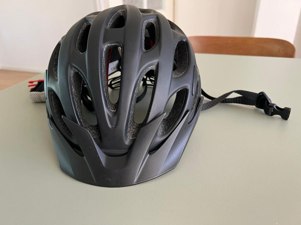 Agu fietshelm maat L XL, Fietsen en Brommers, Fietsaccessoires | Fietshelmen, Ophalen of Verzenden, Zo goed als nieuw, XL, Heer of Dame
