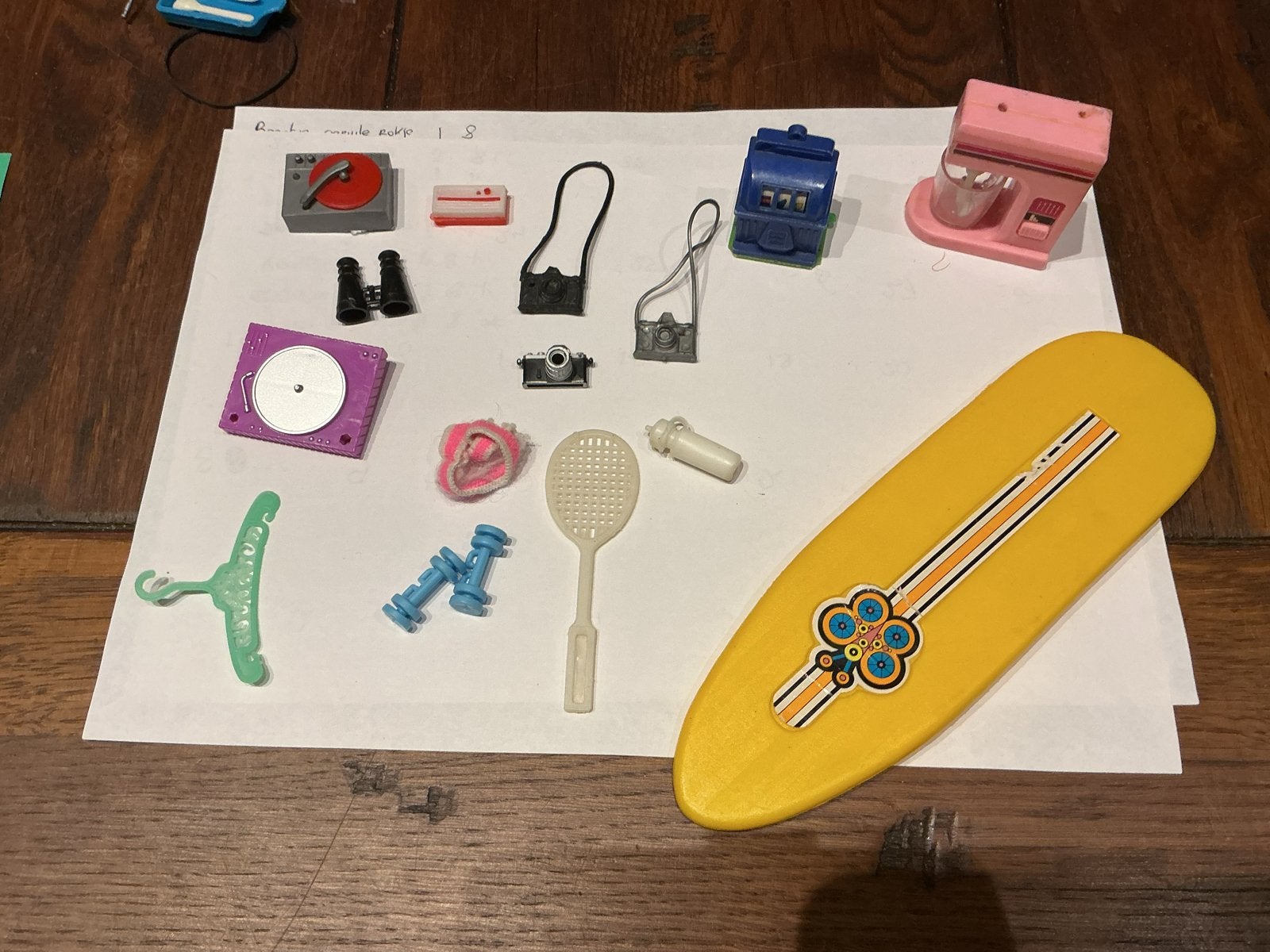 Diverse Barbie accessoires: surfplank, platenspeler, camera', Verzamelen, Ophalen of Verzenden, Gebruikt