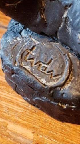 Gesigneerd sculptuurtje van twee kinderen   in composiet., Ophalen