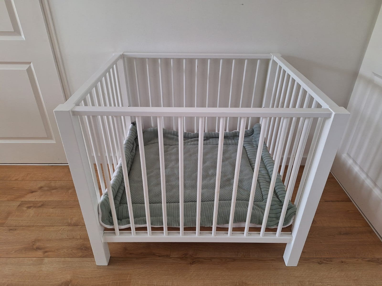 Witte box met matras en 2 kleden, Kinderen en Baby's, Ophalen, Gebruikt, Vierkant, In hoogte verstelbaar