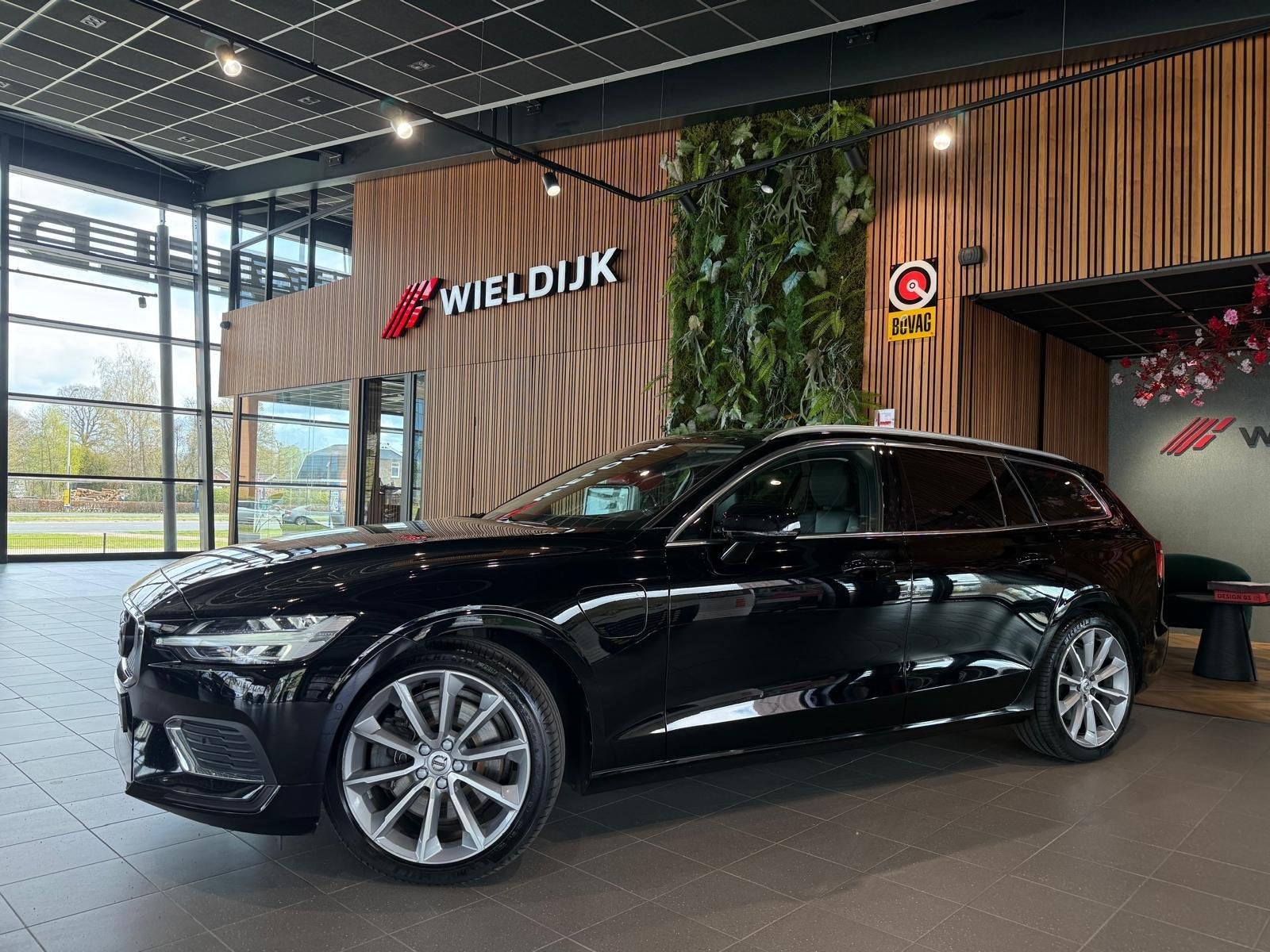 Volvo V60 2.0 T8 Recharge AWD R-Design Panorama schuif trekh, Auto's, Volvo, Gebruikt, Euro 6, 4 cilinders, Leder en Stof