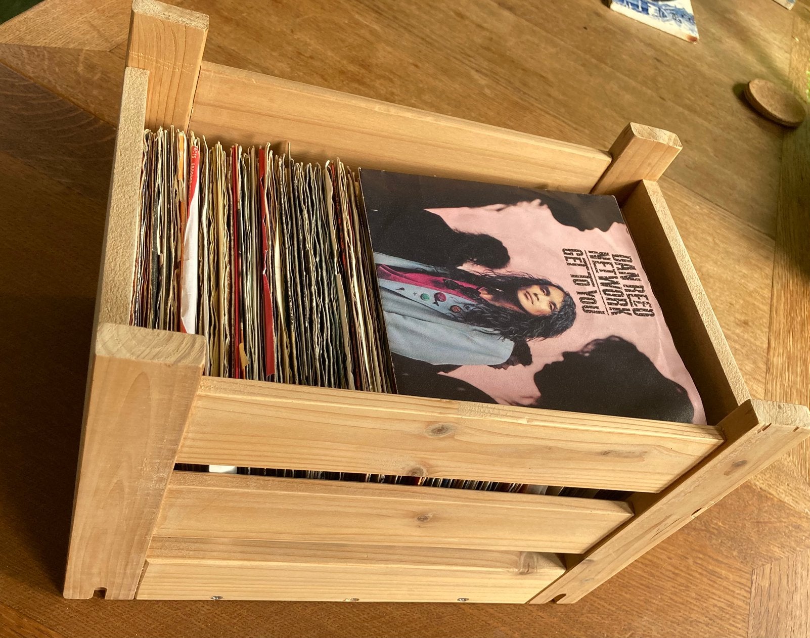 Partij engelstalige vinyl singles in kist, Ophalen of Verzenden, Gebruikt, 7 inch, Pop