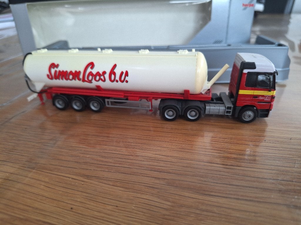 Herpa vrachtwagen Mercedes-Benz Actros Simon Loos B.V., Hobby en Vrije tijd, Ophalen, Zo goed als nieuw, Bus of Vrachtwagen, Herpa