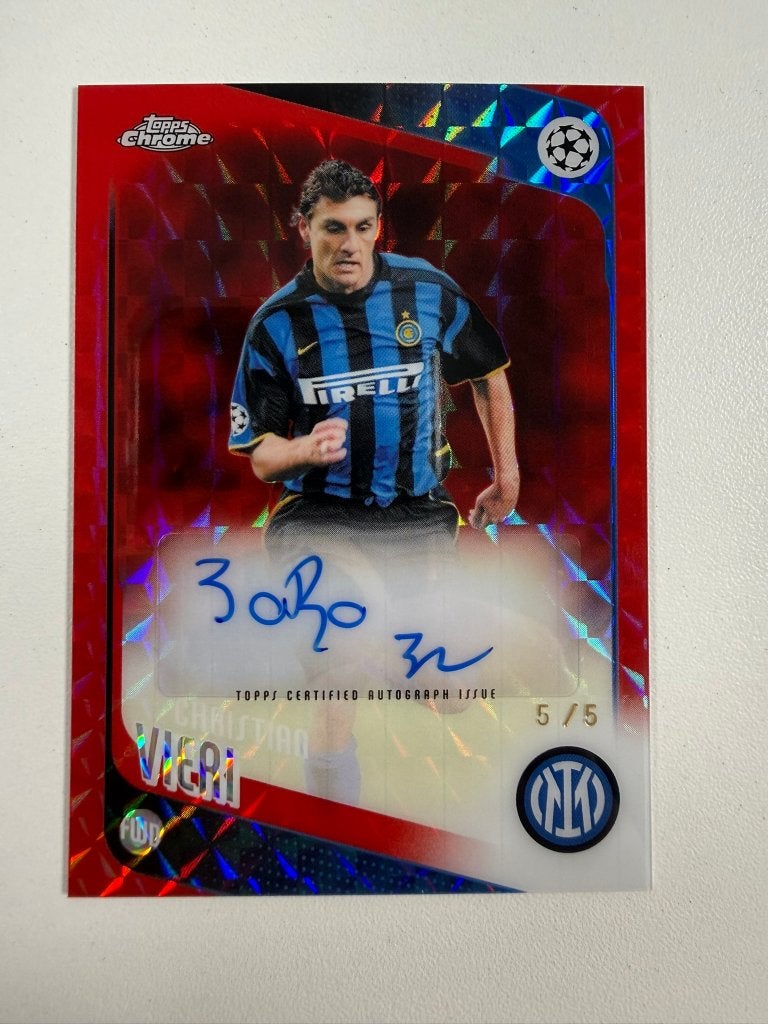 Christian Vieri /5 Red Geometric Auto Topps Chrome 2025-26, Verzamelen, Sportartikelen en Voetbal, Ophalen of Verzenden, Nieuw