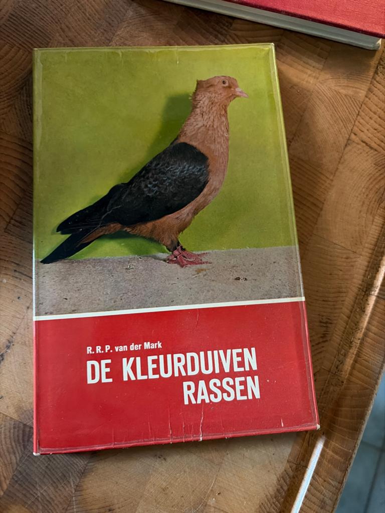 De Kleurduiven Rassen - R.R.P. van der Mark, Boeken, Ophalen of Verzenden, Zo goed als nieuw