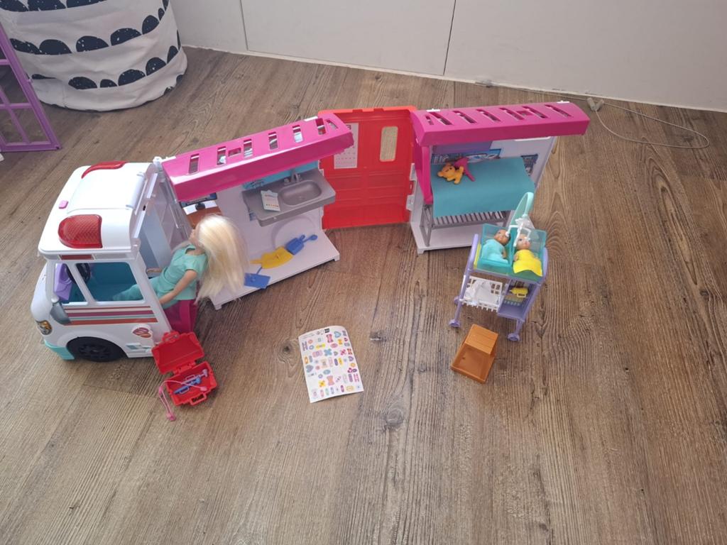 Barbie Ambulance Speelset met Pop en Accessoires, Ophalen of Verzenden, Gebruikt