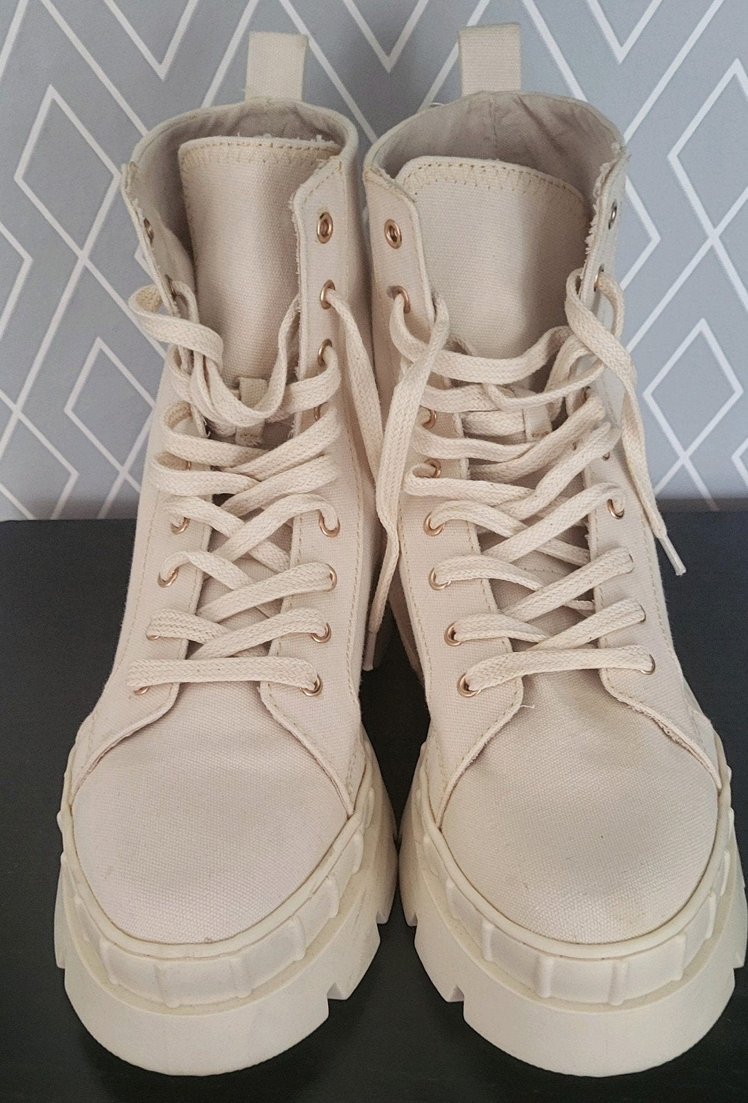 Stoere beige canvas veterlaarzen met dikke zool, Beige, Lage of Enkellaarzen, Ophalen of Verzenden, Zo goed als nieuw