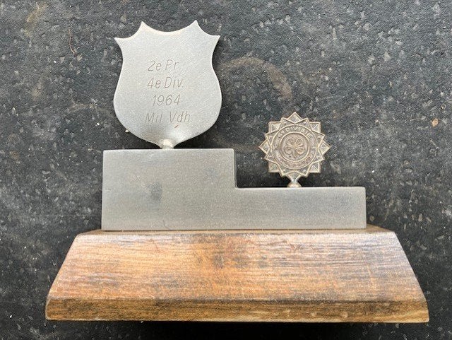 Oude sport trofee 4e divisie landmacht 1964 Mil vaardigheden, Verzamelen, Militaria | Algemeen, Ophalen of Verzenden, Landmacht