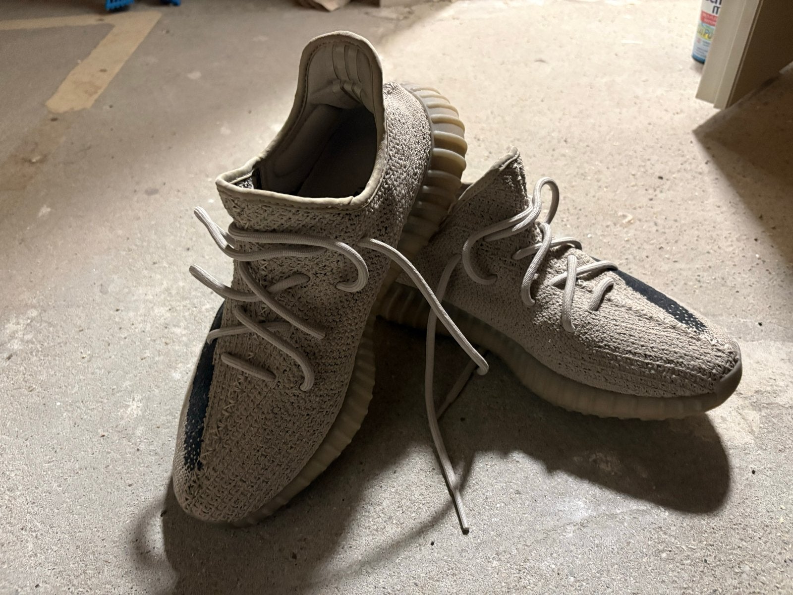 Yeezy Boost 350 V2 Slate Grey - Maat 43 1/3, Kleding | Heren, Schoenen, Ophalen of Verzenden, Zo goed als nieuw, Overige kleuren