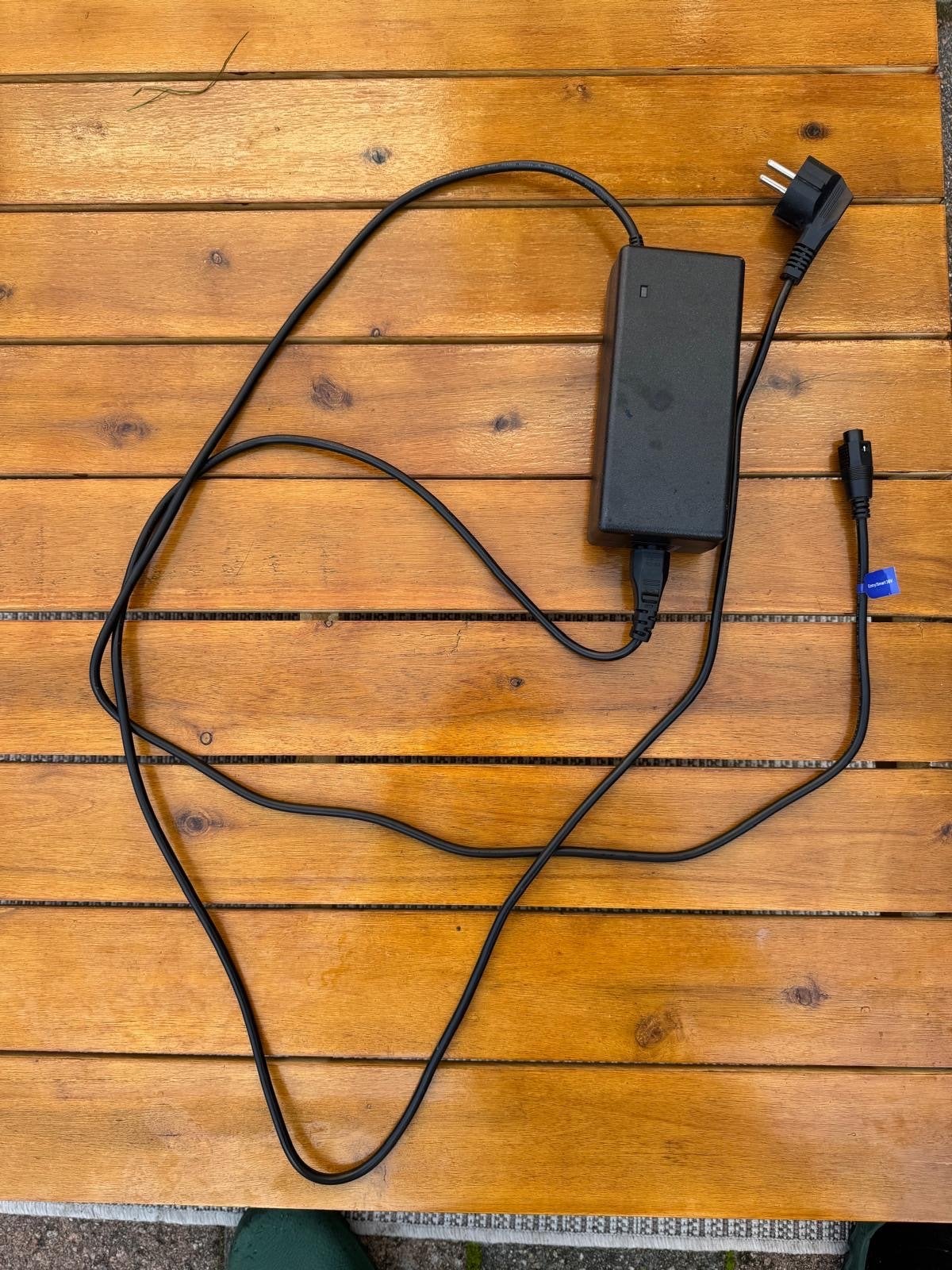 Sparta/batavus Acculader 42V 2A voor elektrische fiets, Gebruikt
