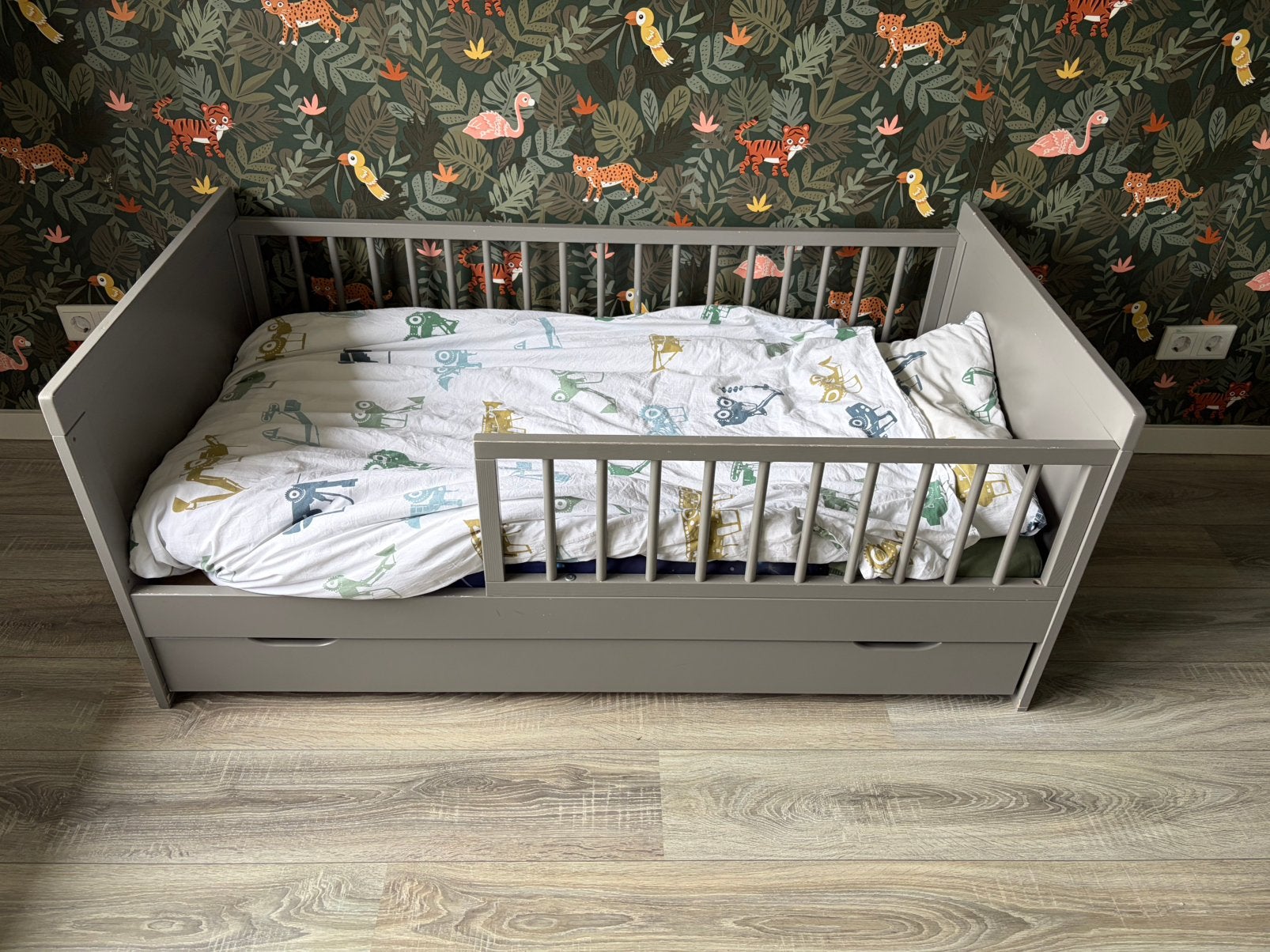 Peuterbed petit amelie grijs 70x140 met lade en matras, Gebruikt, 70 tot 85 cm, 140 tot 160 cm, Ophalen