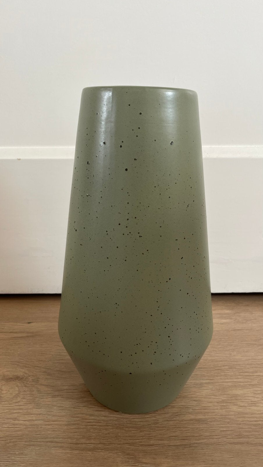 Groene vaas van keramiek, HEMA, nieuw!, Aardewerk of Porselein, Nieuw, Ophalen of Verzenden, Minder dan 50 cm