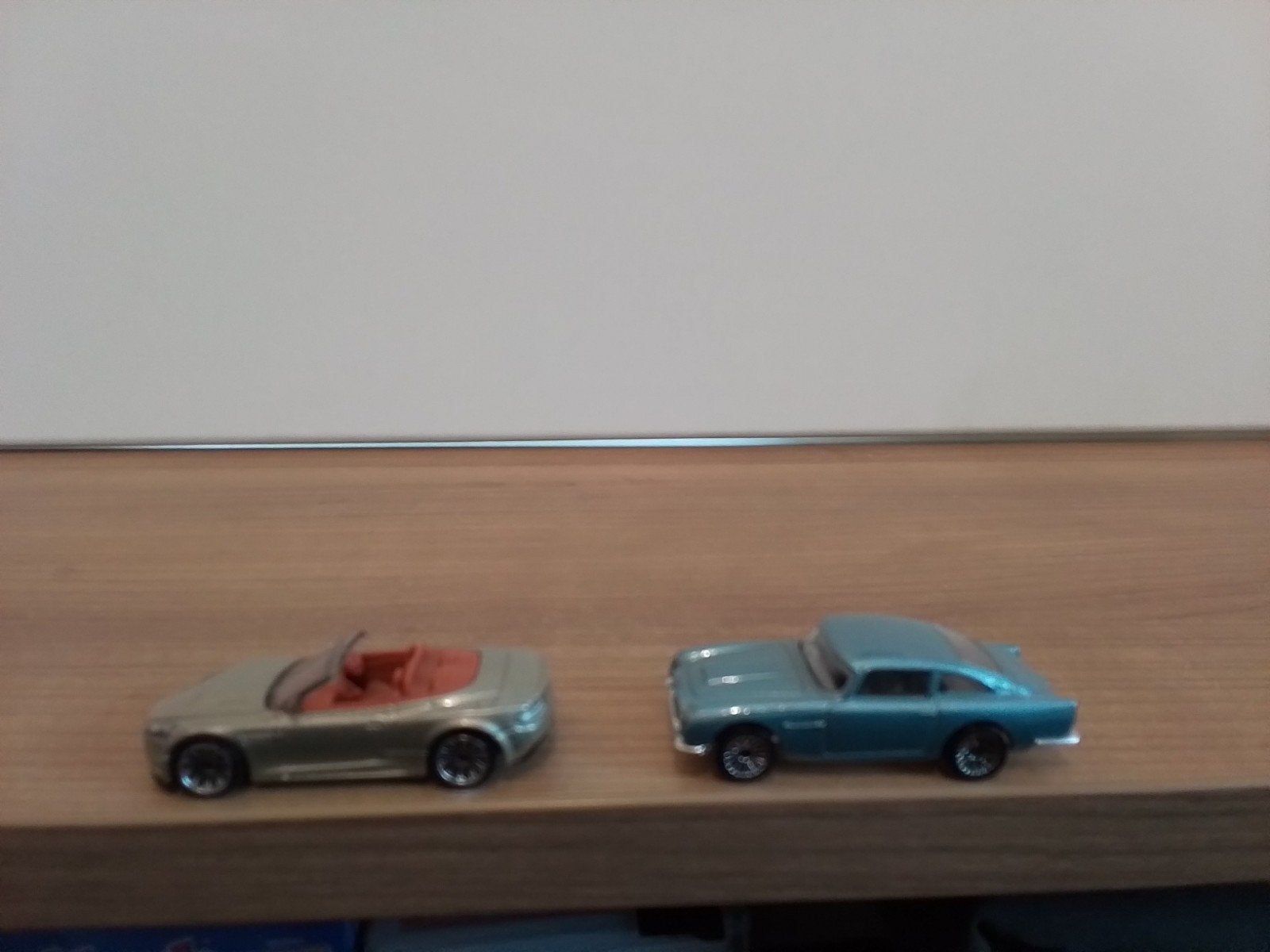 ASTON MARTIN  DB8 VOLANTE en DB5. Schaal 1:64., Ophalen of Verzenden, Zo goed als nieuw, Auto