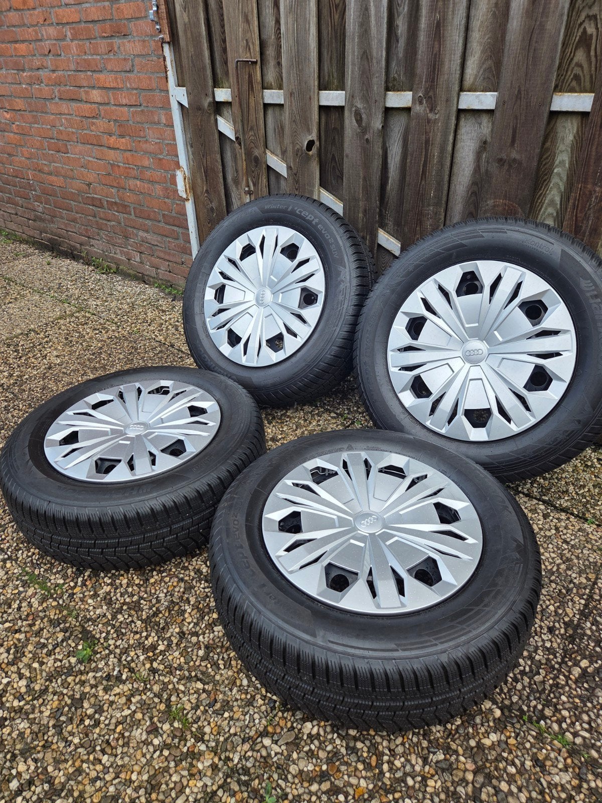 215 65 17 winterbandenset met velg Q3, tiquan. 7mm profiel, Auto-onderdelen, 17 inch, Band(en), Personenwagen, Gebruikt