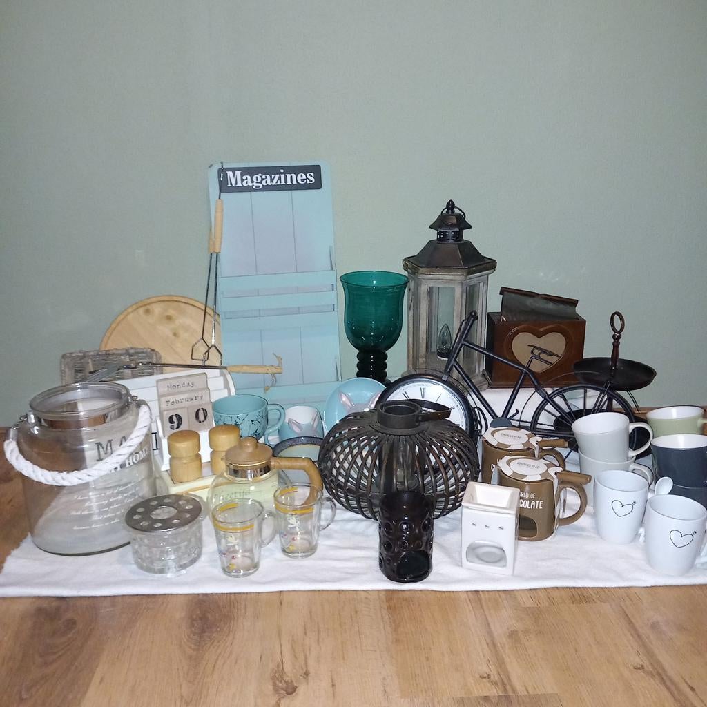 Kleine party "rommelmarkt" spullen., Ophalen
