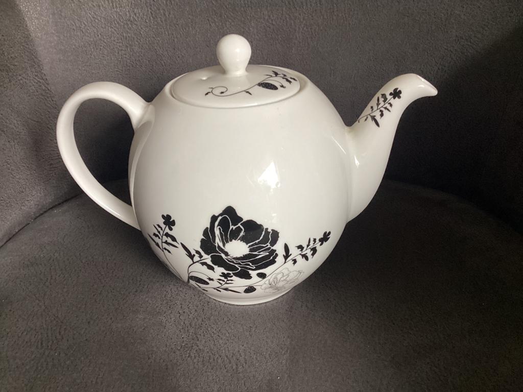Witte theepot met zwart bloemmotief - Blossom by Family Time, Theepot/fluitketel, Ophalen of Verzenden, Zo goed als nieuw, Steen/keramiek