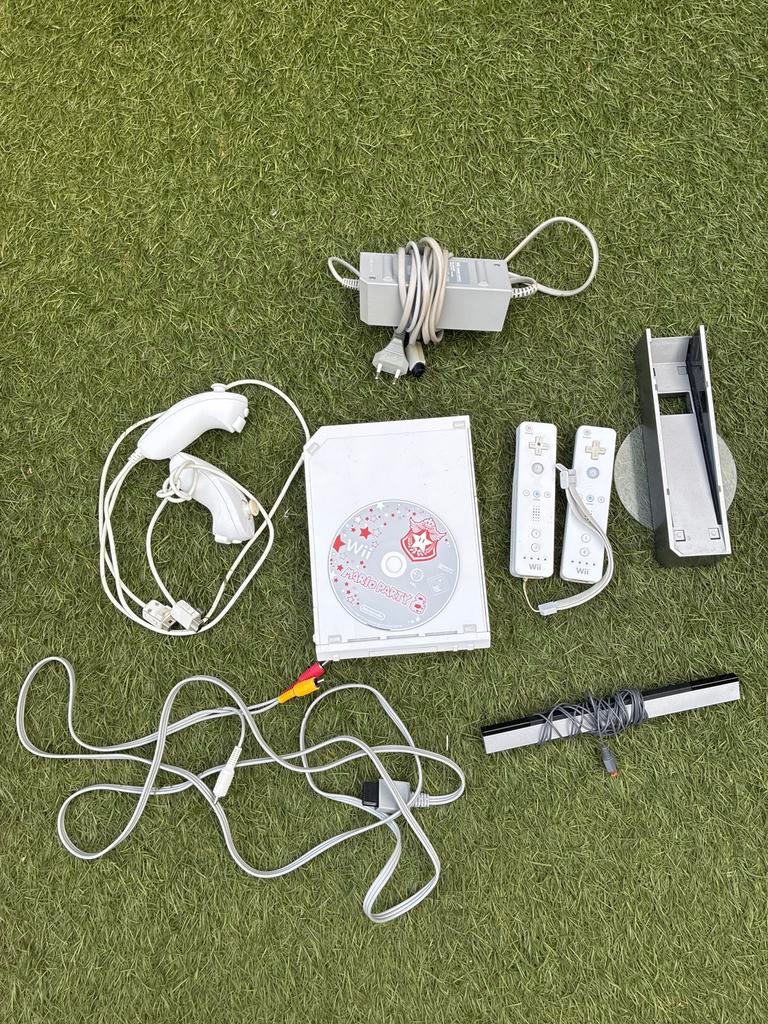 Wii Console met Mario Party 8, 2 controlers en nunchucks, Spelcomputers en Games, Ophalen of Verzenden, Gebruikt, Met 1 controller