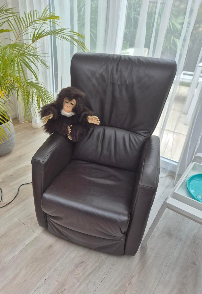 Sta Op Stoel - Leer - Bruin - Elektrisch, Huis en Inrichting, Fauteuils, Ophalen, Gebruikt, 50 tot 75 cm, Leer