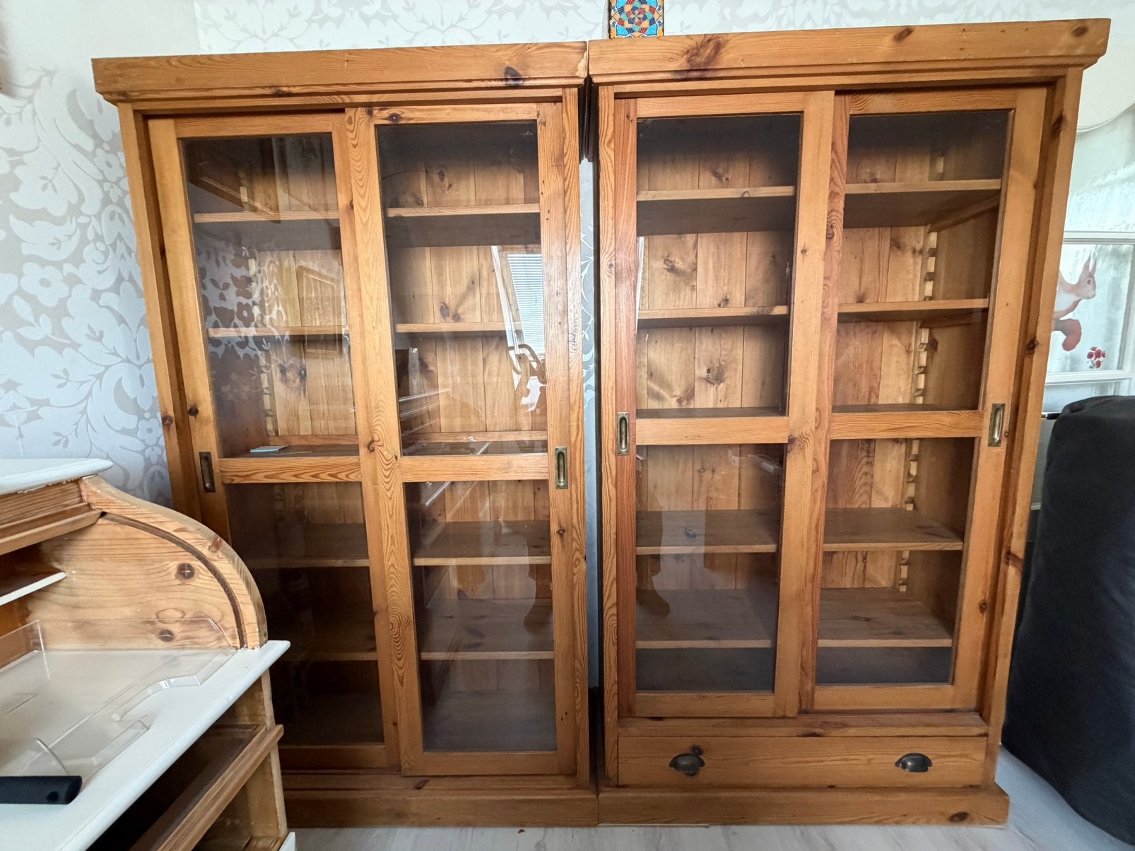 Houten boekenkast met glazen schuifdeuren, Ophalen, Gebruikt, Met deur(en), Stijlvol grenen