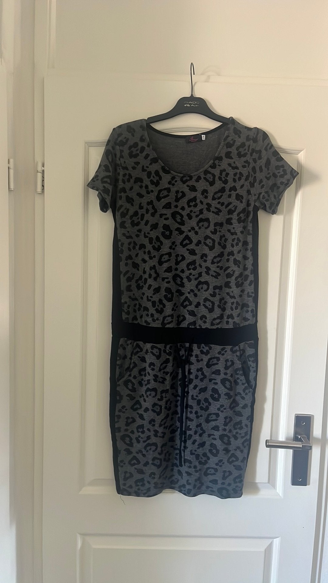 Jurkje Savinni l/xl grijs zwart, Kleding | Dames, Verzenden, Maat 46/48 (XL) of groter, Zo goed als nieuw, Grijs