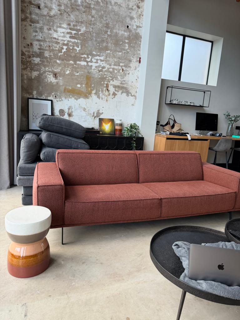 Moderne 3-zits bank in terracotta stof, Huis en Inrichting, Banken | Bankstellen, Ophalen, Driepersoons, 75 tot 100 cm, Zo goed als nieuw