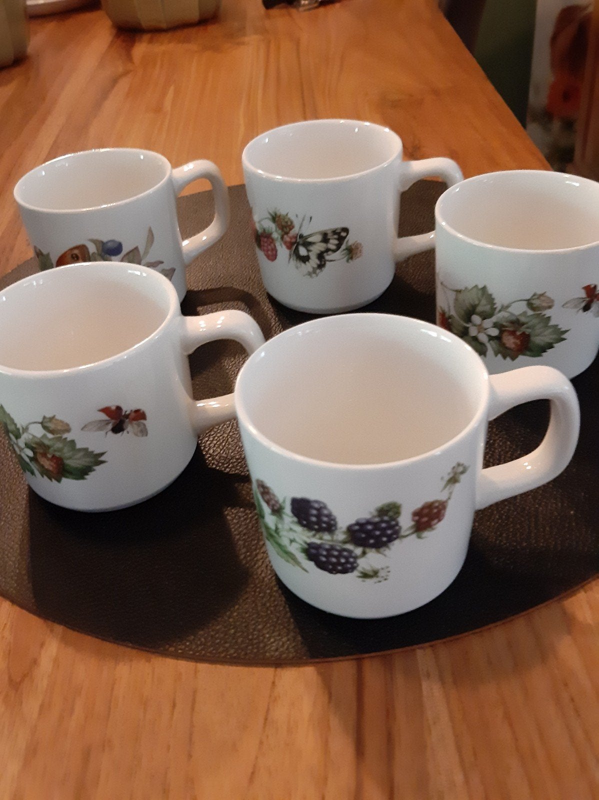 5 mokken marjolein bastin bosvruchten, Huis en Inrichting, Ophalen of Verzenden, Zo goed als nieuw, Overige stijlen, Kop(pen) en/of Schotel(s)