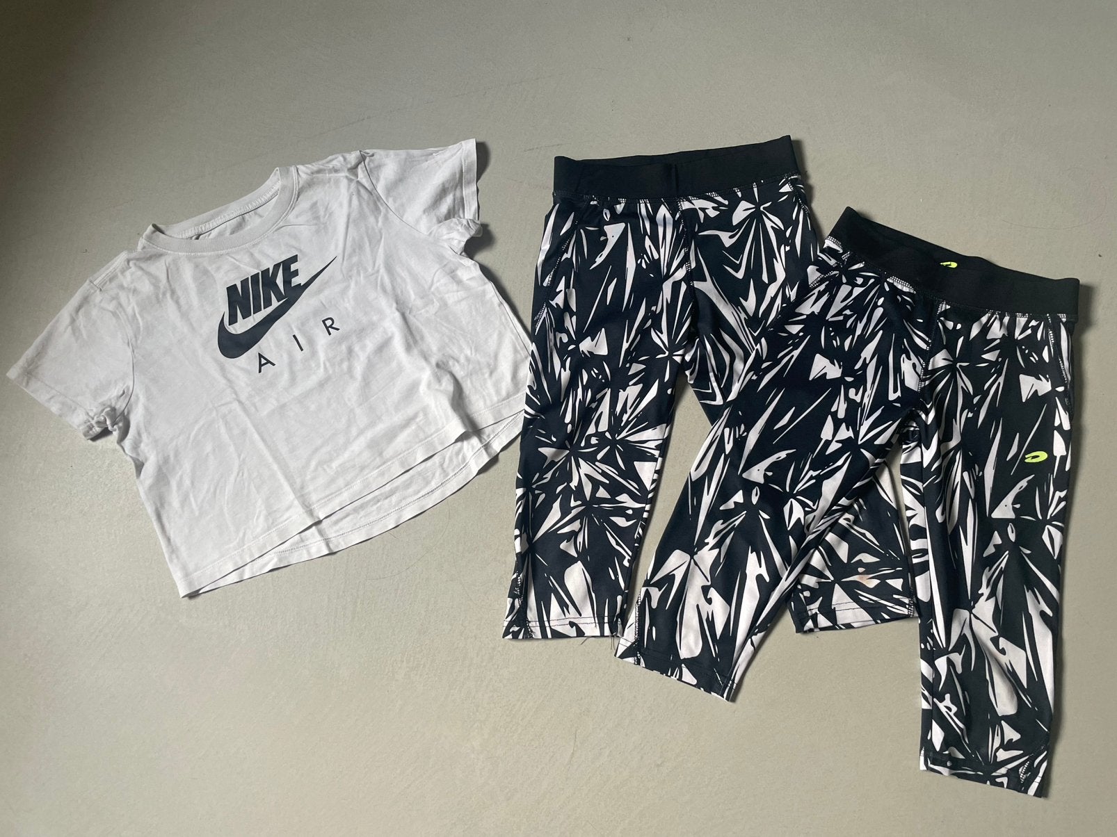 Sportkleding shirt en 2x broek nike panter  S 140/146, Ophalen of Verzenden, Zo goed als nieuw, Meisje, Broek