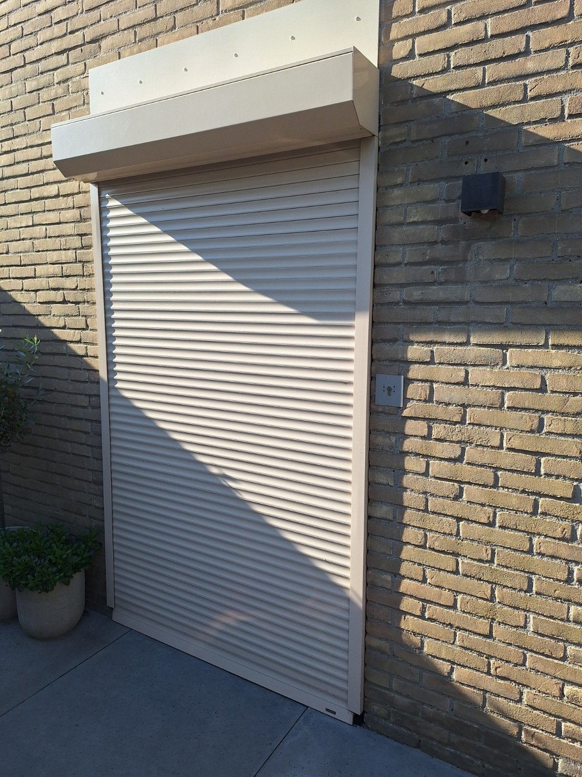 Elektrisch rolluik Harol 1.40m breed x 2.09m hoog, Doe-het-zelf en Verbouw, Rolluiken, Ophalen, Gebruikt, 100 tot 150 cm, 200 cm of meer