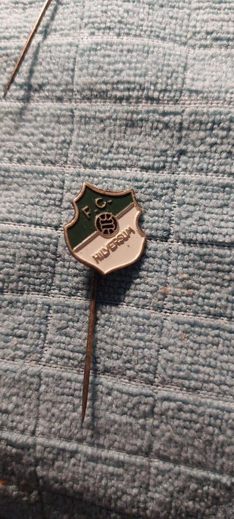 Vintage FC Hilversum Speldje - Voetbalclub Pin, Ophalen of Verzenden