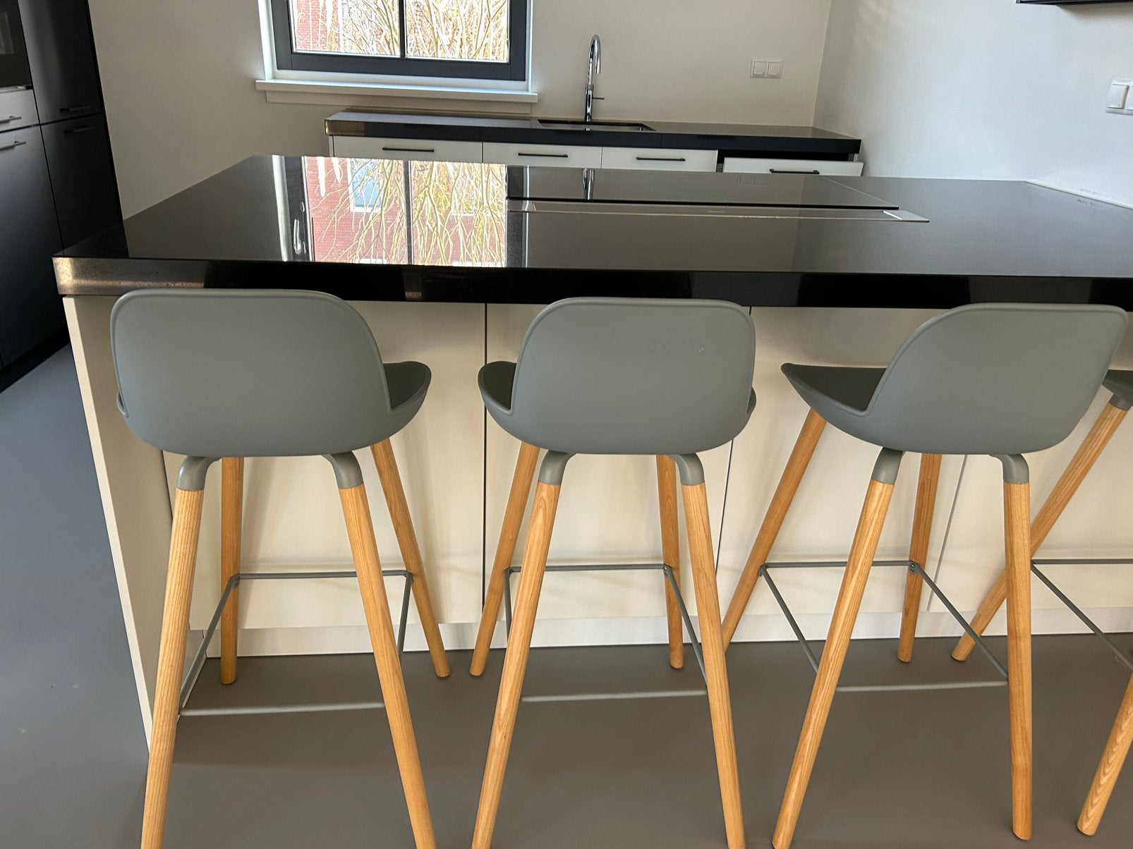 Zuiver barkrukken grijs/ hout( nieuwprijs €250,- p.s), Ophalen of Verzenden, Zo goed als nieuw