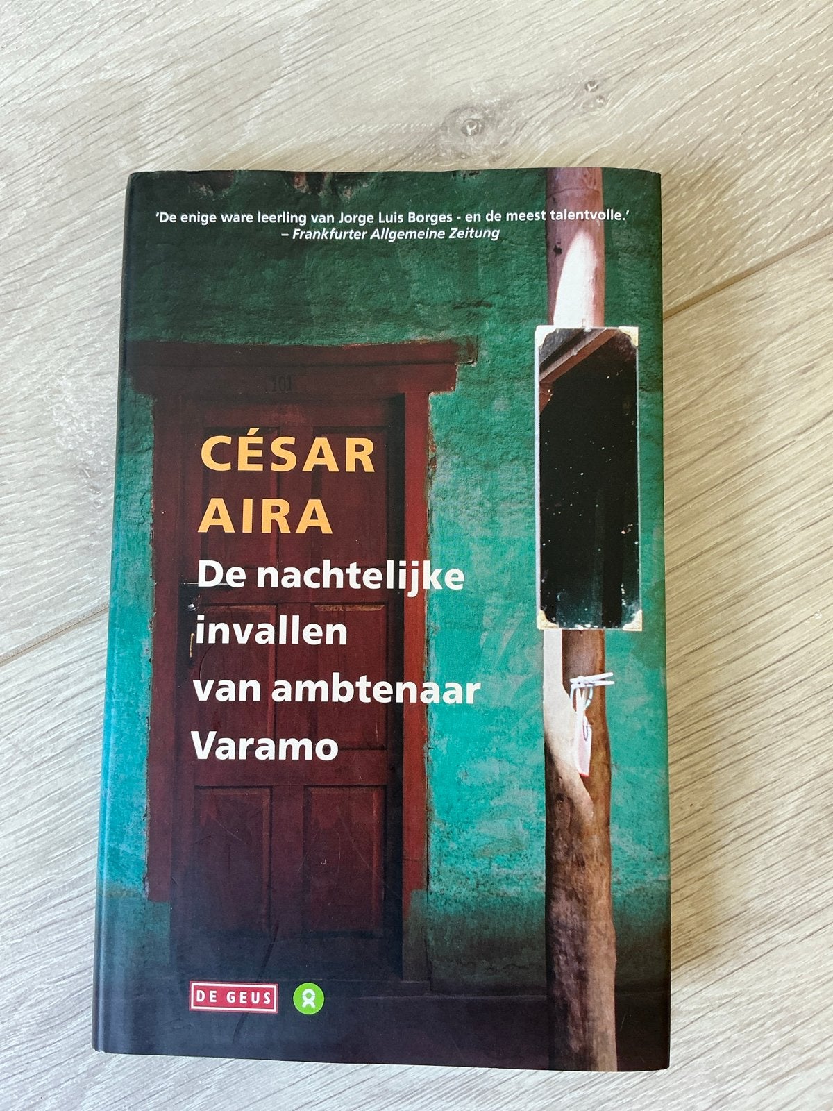 César Aira - De nachtelijke invallen van ambtenaar Varamo, Ophalen of Verzenden, Zo goed als nieuw, Wereld overig