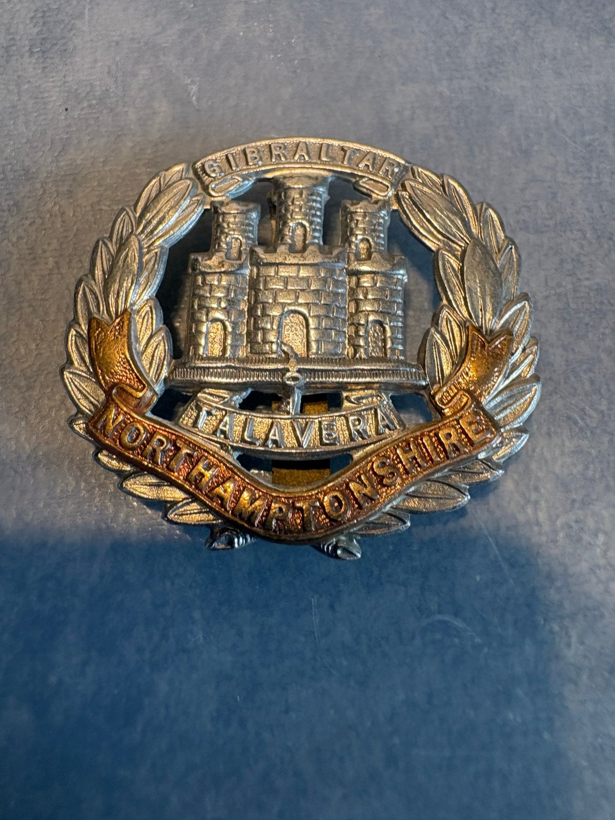 Engels embleem Northamptonshire Regiment, Ophalen of Verzenden, Landmacht, Engeland, Embleem of Badge