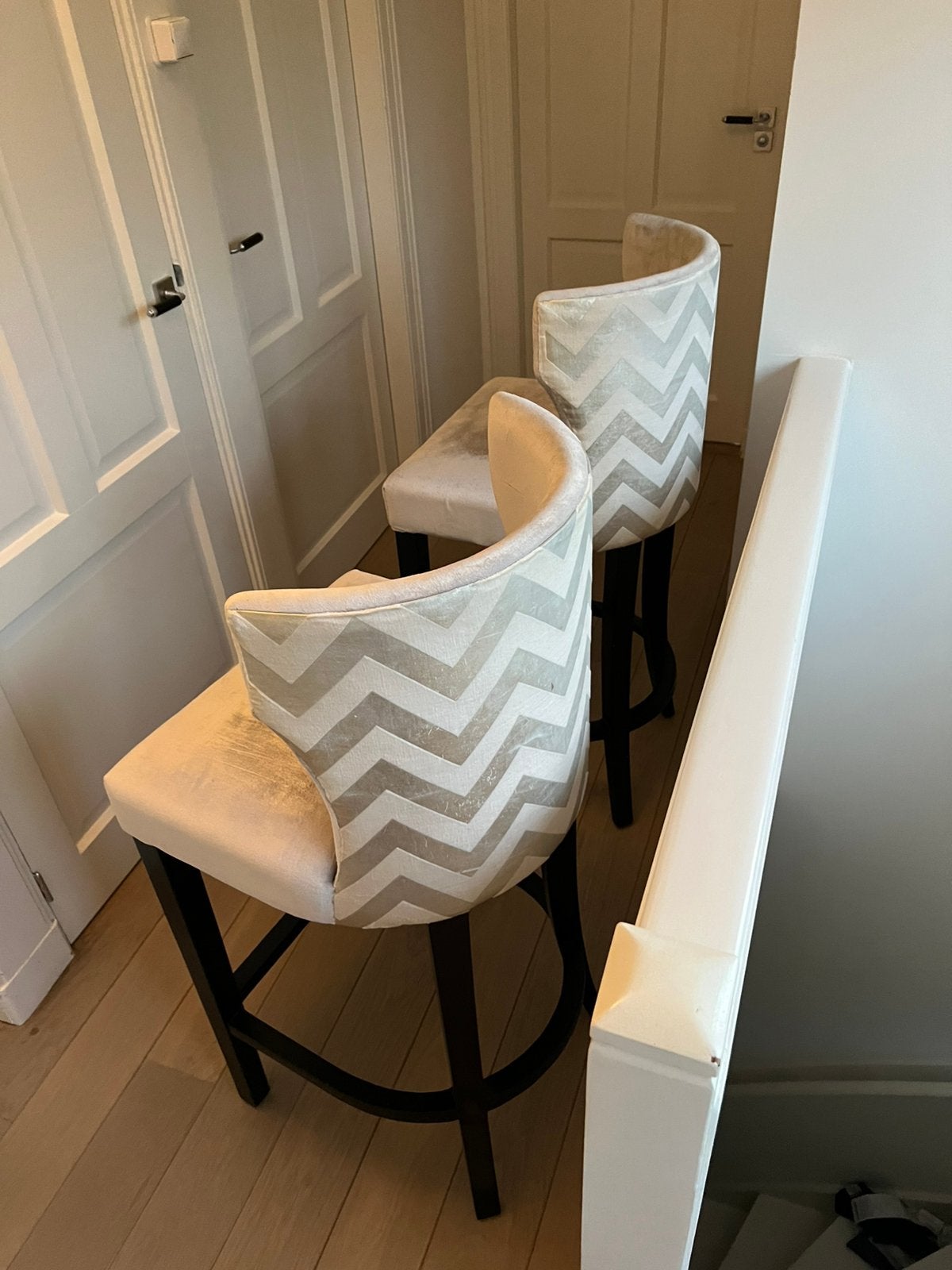 2 Luxe barkrukken, champagne/taupe velours, frame zwart hout, Ophalen, Met voetsteun, Zo goed als nieuw, 90 cm of meer