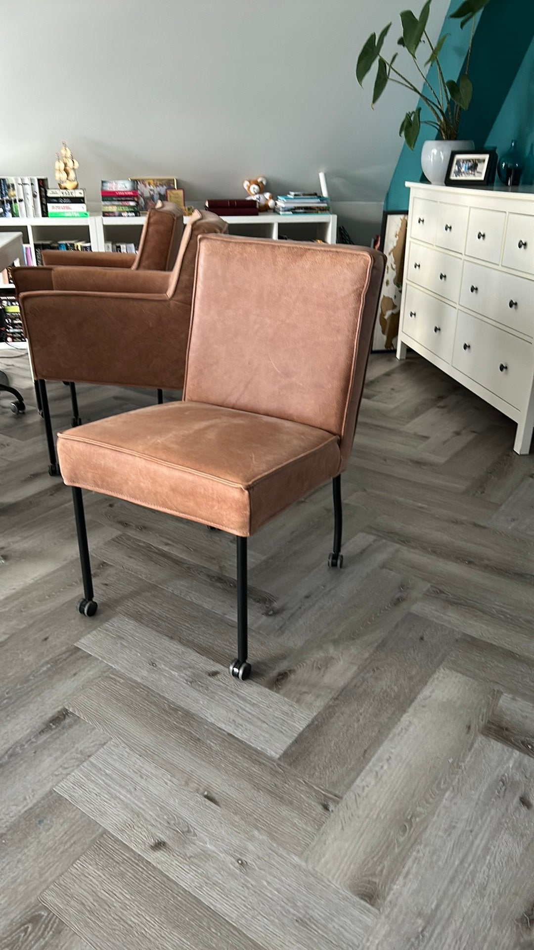 3 eetkamerstoelen op wieltjes, Ophalen, Zo goed als nieuw, Bruin, Leer