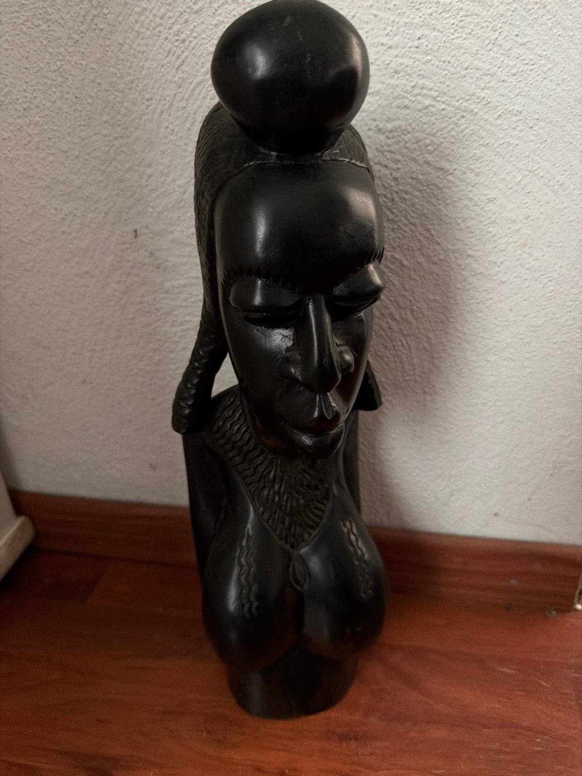 Vintage Afrikaans houten beeld - Vrouw met kruik, Ophalen of Verzenden, Handgemaakt, Beeld, Hout