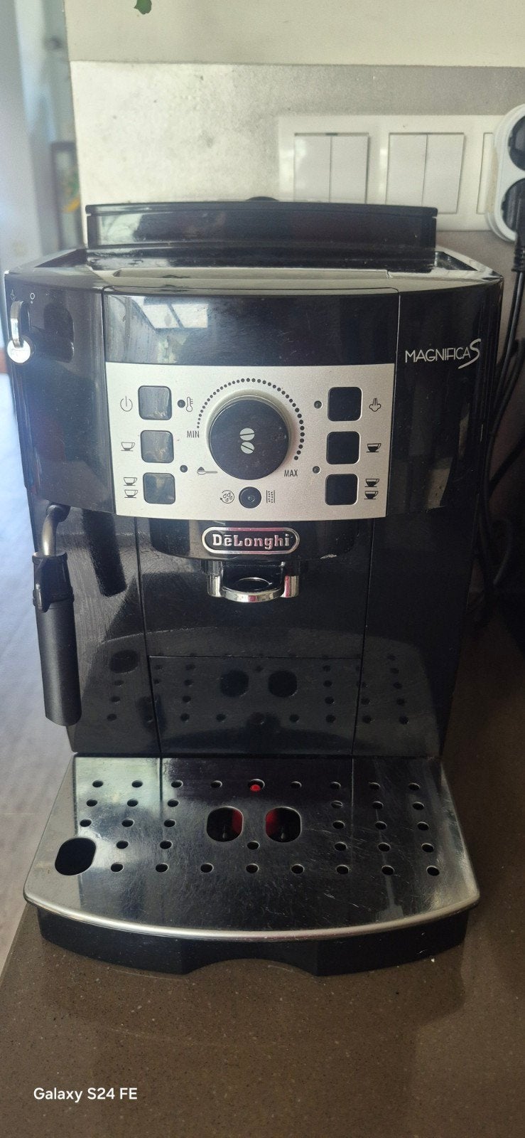 DeLonghi Magnifica S volautomatische koffiemachine, Witgoed en Apparatuur, Koffiezetapparaten, Ophalen, Koffiemachine, Stoompijpje