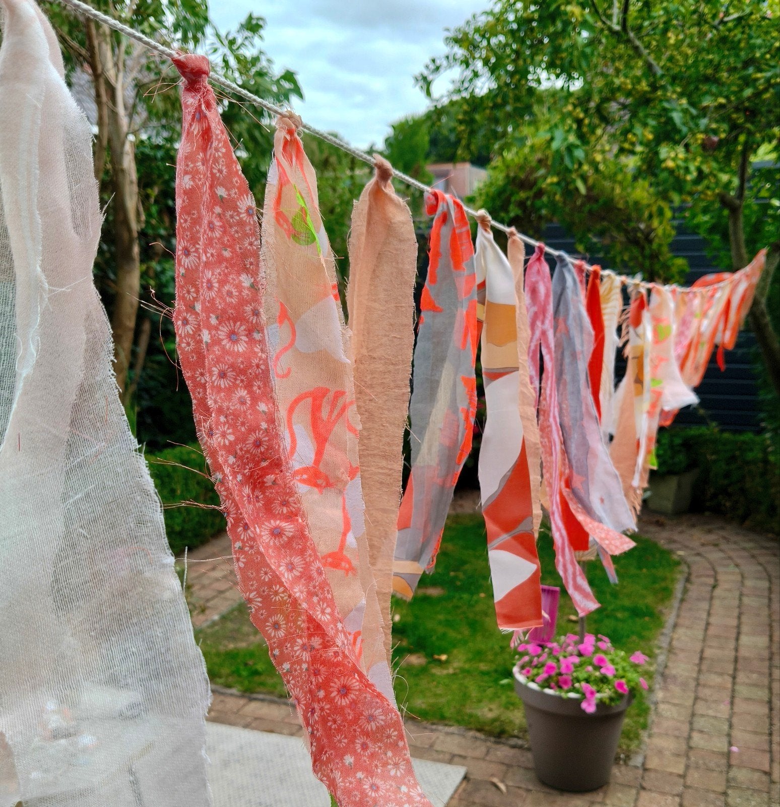7 mtr linten slinger oranje tinten, Hobby en Vrije tijd, Feestartikelen, Ophalen of Verzenden, Nieuw, Versiering, Verjaardag